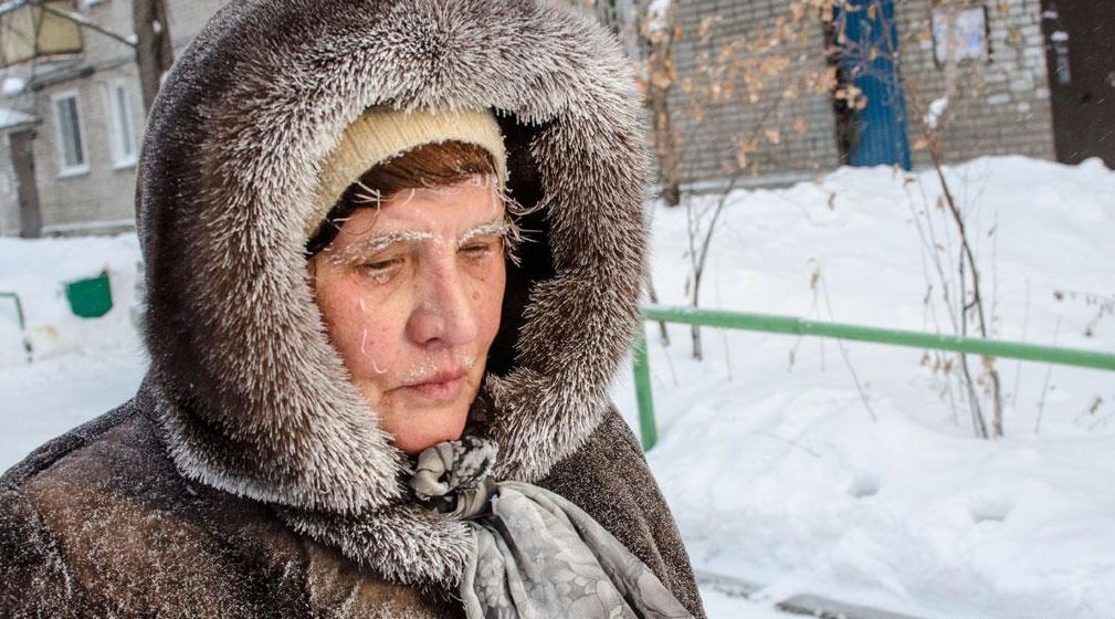 Совсем замерзла. Замерзшие волосы. Старое фото женщина замерзла. Бабушка связала внучку чтоб не мерз.