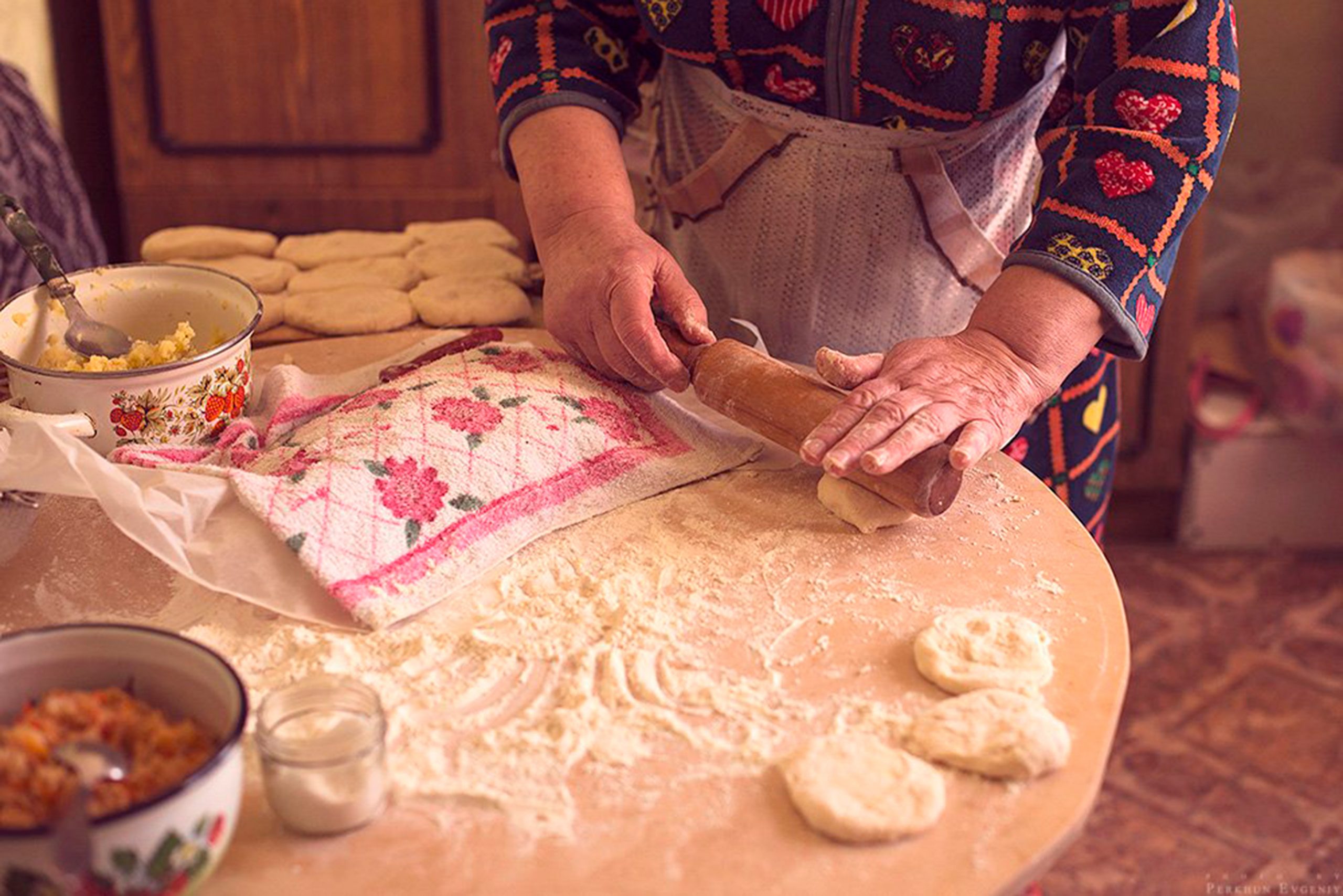 Пироги готовит мама. Печь пироги. Бабушка и тесто. Бабушка печет пирожки. Бабушка с пирогами.