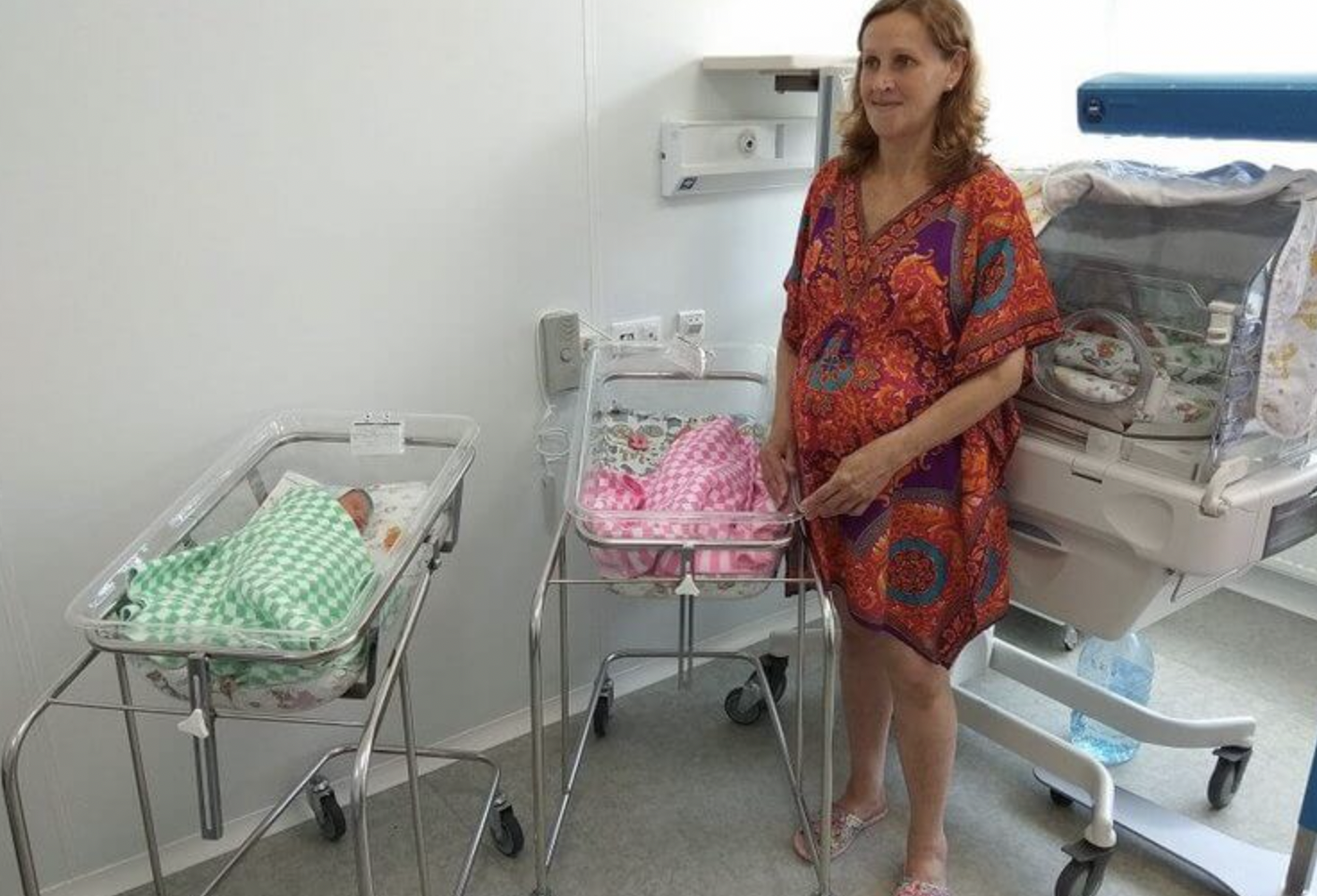 Сколько за жизнь женщина может родить детей. Беременные мамы в роддоме. Женщина во Владивостоке родила тройню в 51.